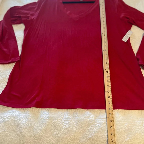 Loanna Red Long Sleeve VNeck Shirt. NWT - Picture 6 of 7